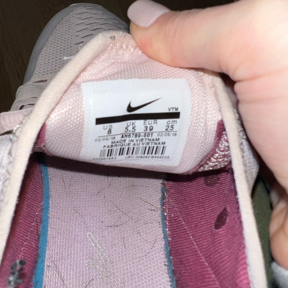 Size 8 Nike pink shoes - Picture 3 of 3
